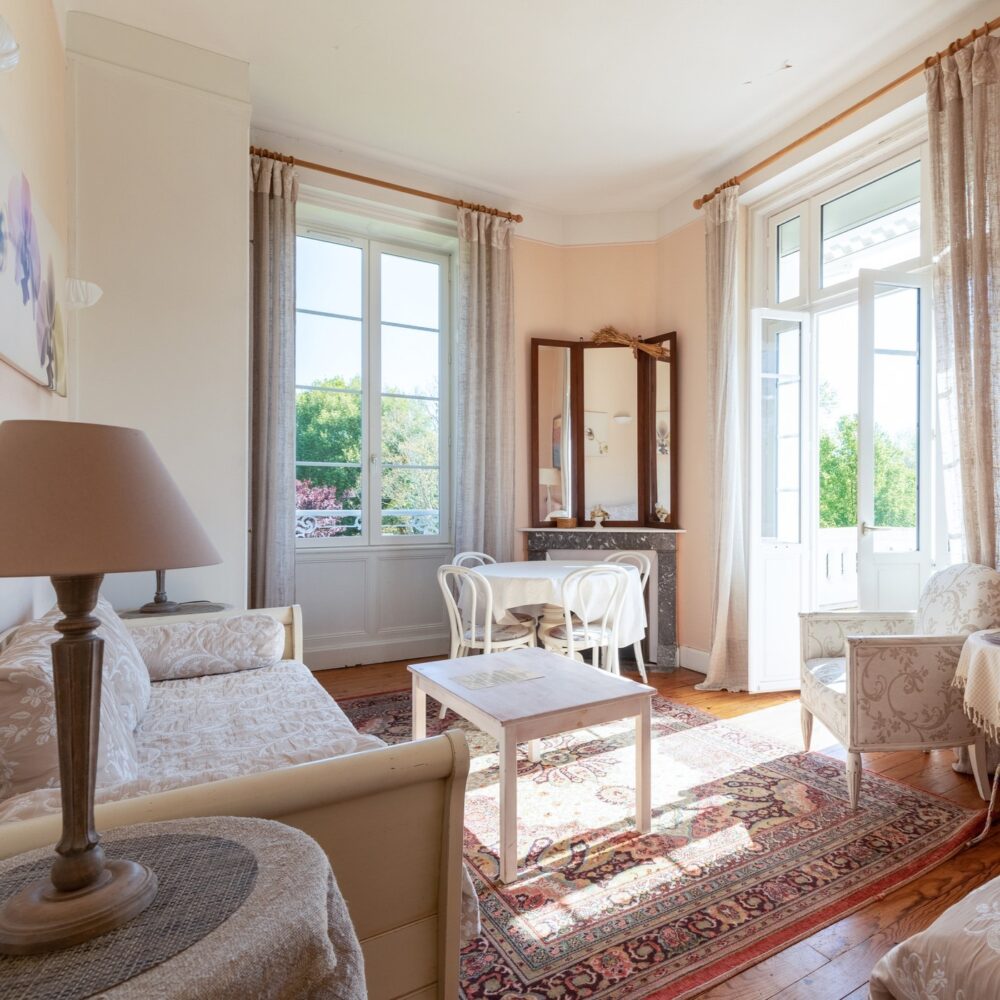 Coraline : appart hôtel proche des plages . Location appartement avec terrasse séjour tout confort à Bidart, proche des plages de Biarritz au Pays Basque