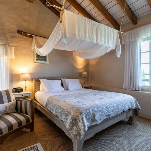 Chambre superieure au Domaine de Bassilour, grande chambre familiale lit king size avec lit supplémentaire possible