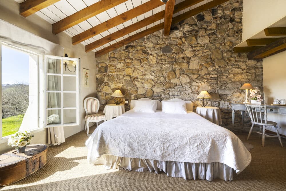 Chambre Luxe avec murs en pierre et poutres apparentes au Domaine de Bassilour à Bidart (2)