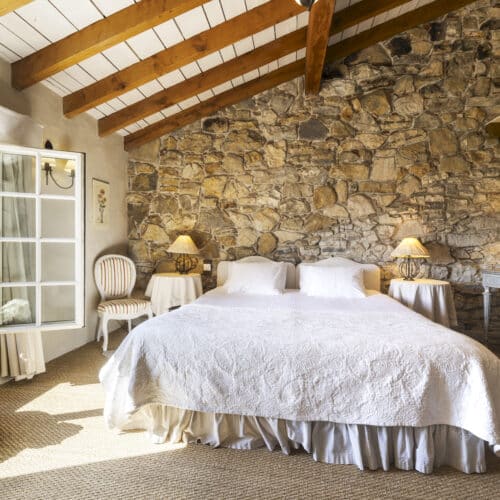 Chambre Luxe avec murs en pierre et poutres apparentes au Domaine de Bassilour à Bidart (2)